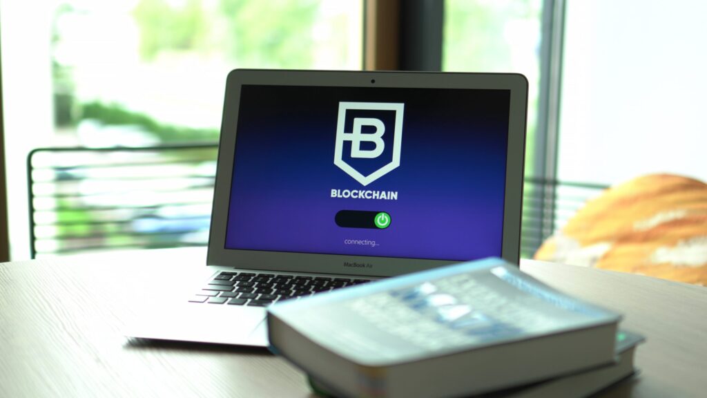 laptopn with blockchain logo