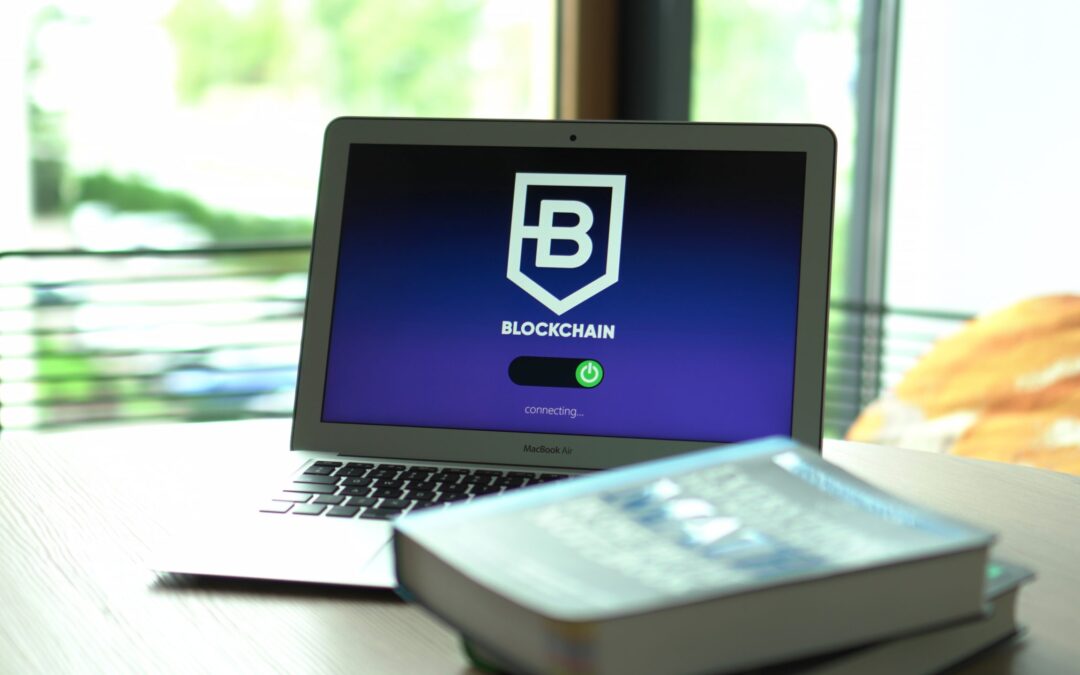 laptopn with blockchain logo